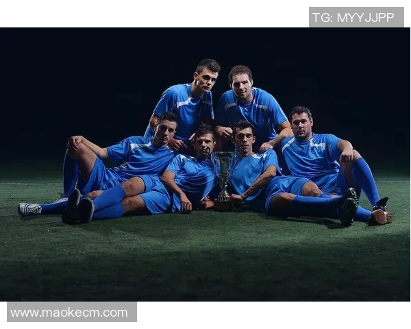 足球巨星风采展示，全球顶级球员竞技瞬间与精彩背景画面相结合