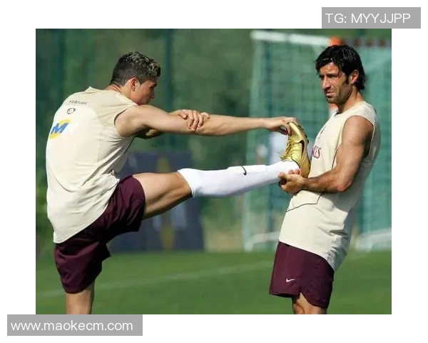 足球明星捂镜头瞬间引热议球迷热衷解读背后深意与不为人知的故事